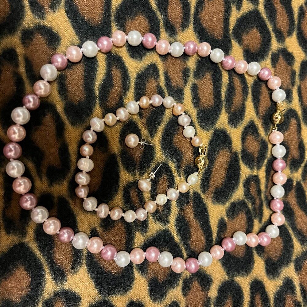 New Women's White/Pink/Beige Pearl Set includes Necklace, Bracelet and Earrings!